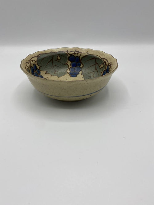 Bol en grès japonais à bord festonné – Décor raisin bleu cobalt – Mino-yaki
