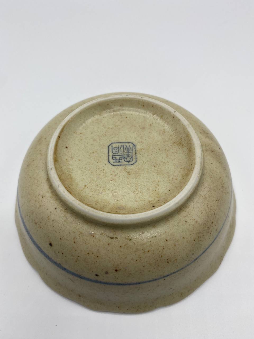 Bol en grès japonais à bord festonné – Décor raisin bleu cobalt – Mino-yaki
