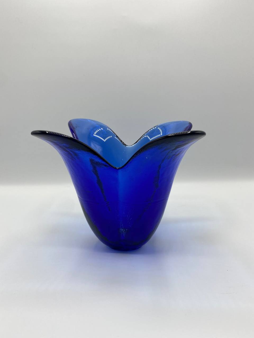 Vase tulipe tripode en verre soufflé bleu cobalt – Vintage années 60/70