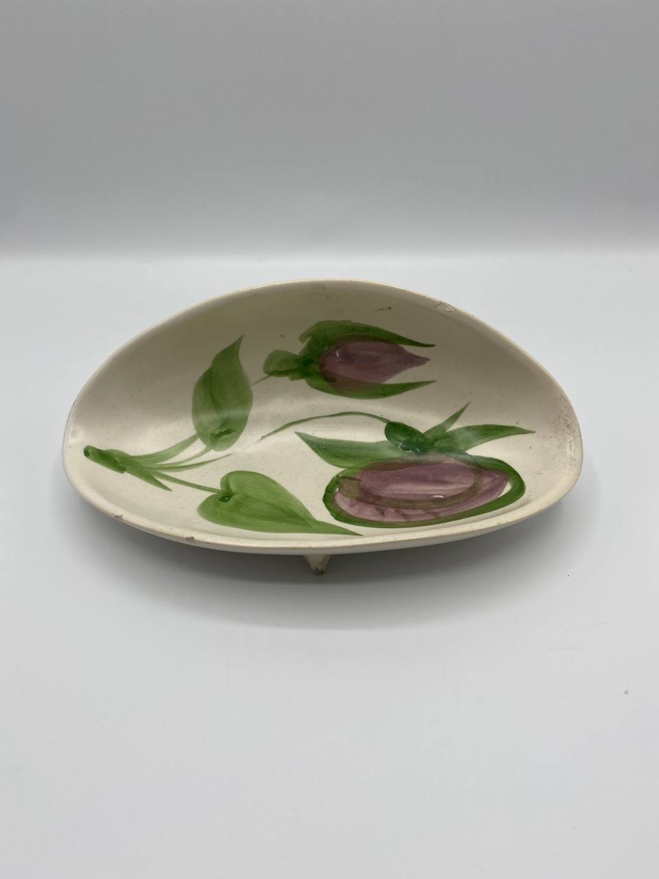 Coupelle galbée en céramique sur trois pieds – Décor floral mauve et vert – Années 50/60