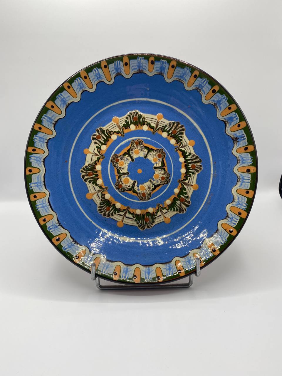 Grand plat mural en céramique artisanale – Décor concentrique bleu cobalt – Europe de l'Est années 60/70