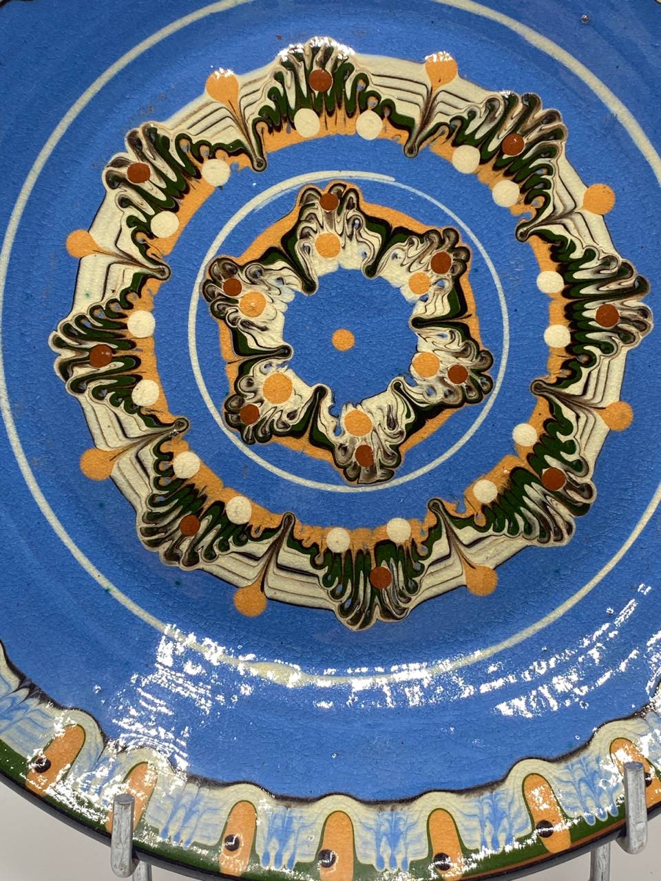 Grand plat mural en céramique artisanale – Décor concentrique bleu cobalt – Europe de l'Est années 60/70