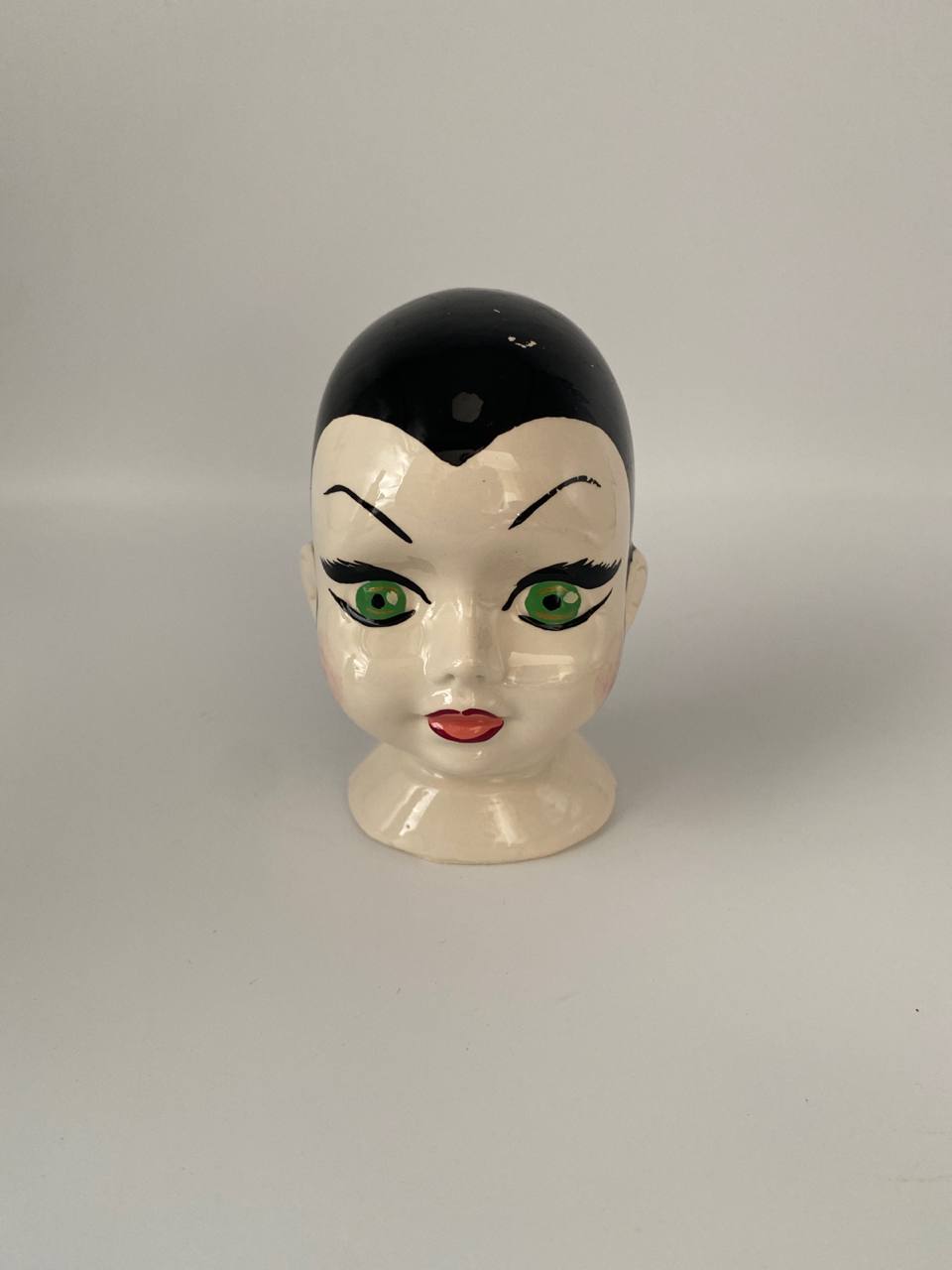Tête de mannequin décorative en céramique – Visage peint à la main – Yeux verts, chevelure noire – Années 50/60