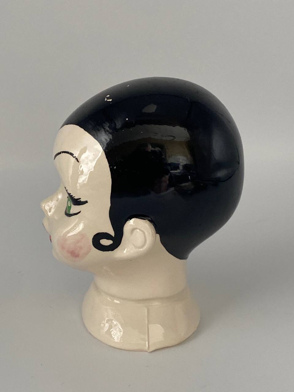 Tête de mannequin décorative en céramique – Visage peint à la main – Yeux verts, chevelure noire – Années 50/60