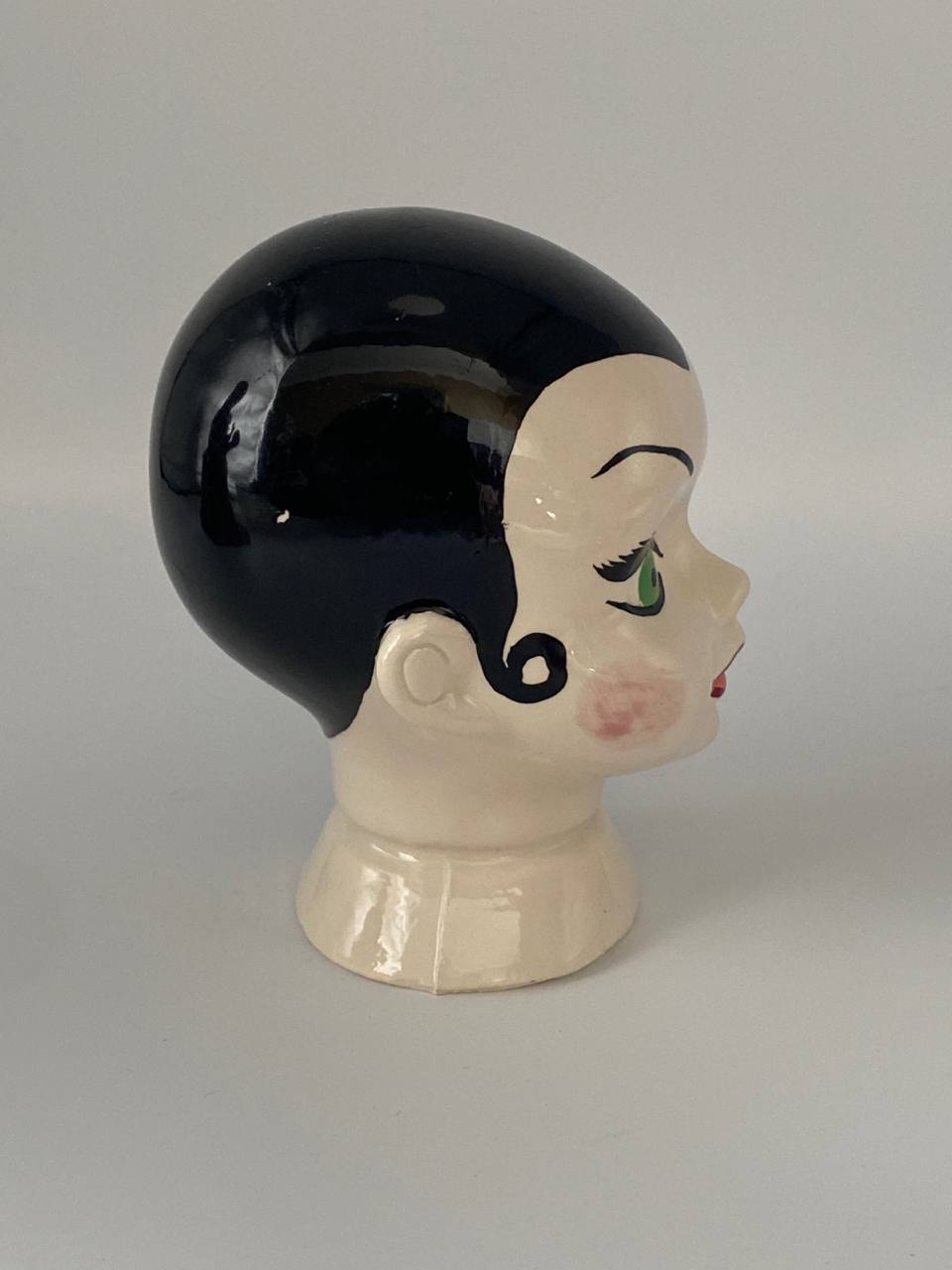 Tête de mannequin décorative en céramique – Visage peint à la main – Yeux verts, chevelure noire – Années 50/60