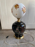 Grande lampe de table céramique noire décor faisan globe opalin floral