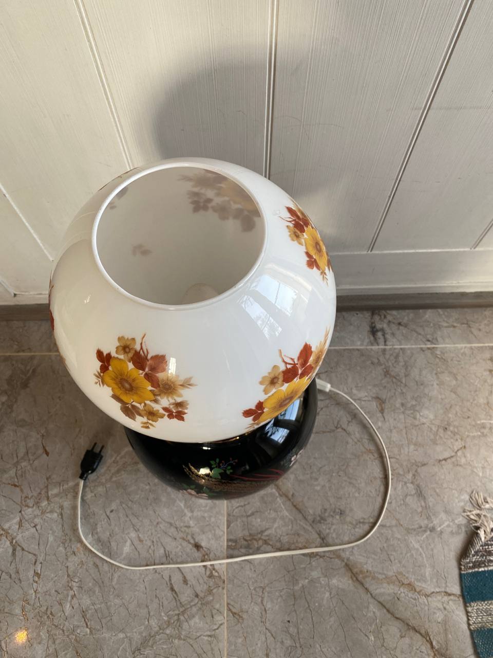 Globe opalin blanc décor floral lampe à pétrole électrifiée