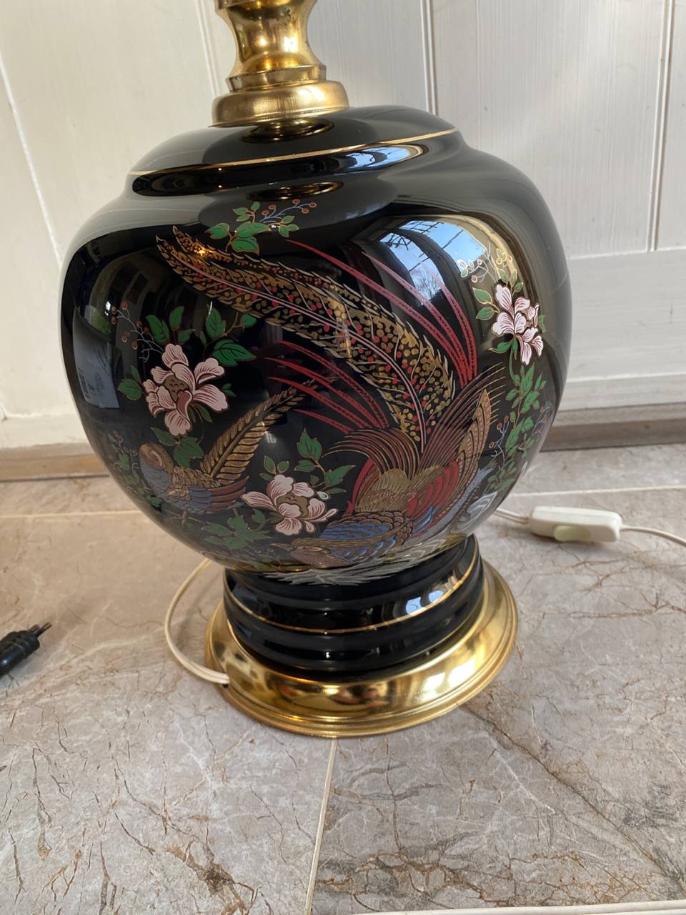 Détail décor faisan doré et fleurs sur céramique noire