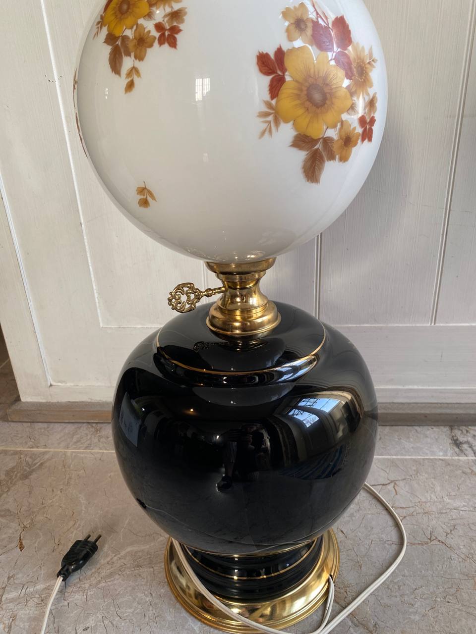 Vue de profil lampe céramique noire monture laiton doré