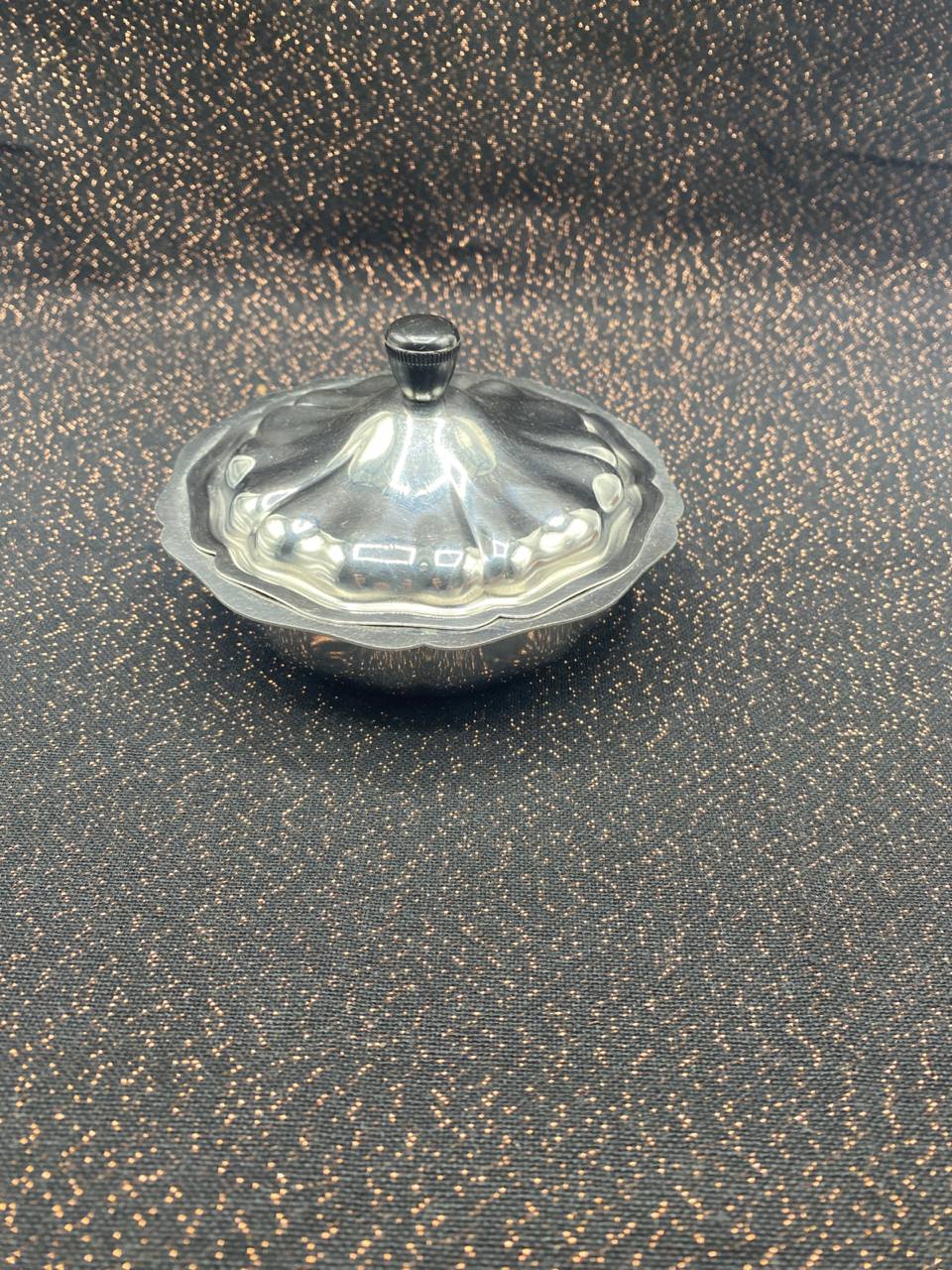 Bonbonnière couvercle en inox – forme octogonale chantornée, bouton bakélite – années 1970-1980