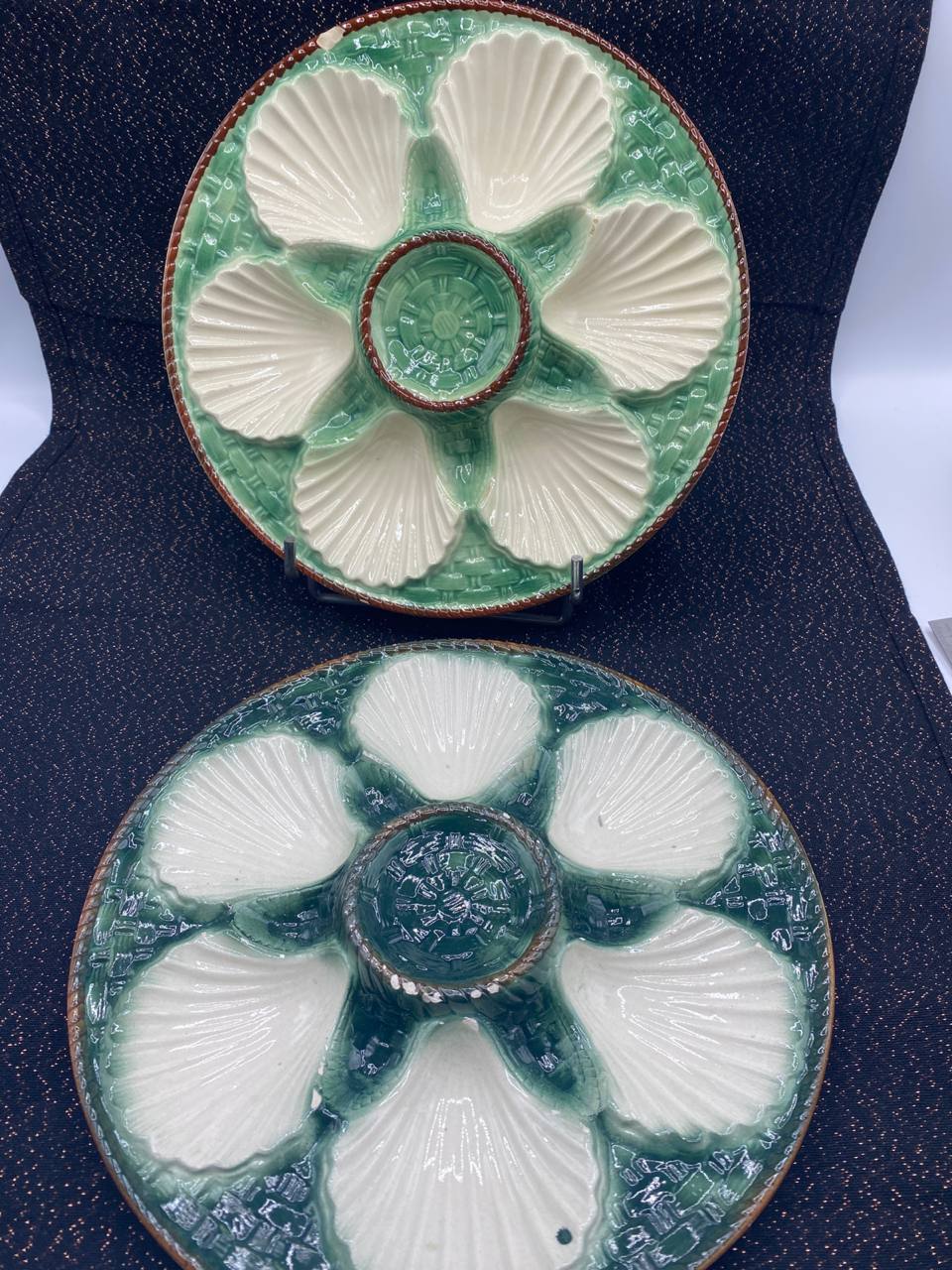 Lot de 2 assiettes en barbotine – décor coquilles, faïence française, fin XIXe – début XXe siècle