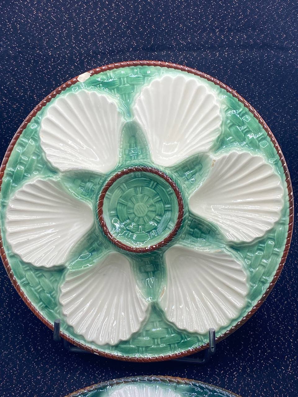 Lot de 2 assiettes en barbotine – décor coquilles, faïence française, fin XIXe – début XXe siècle