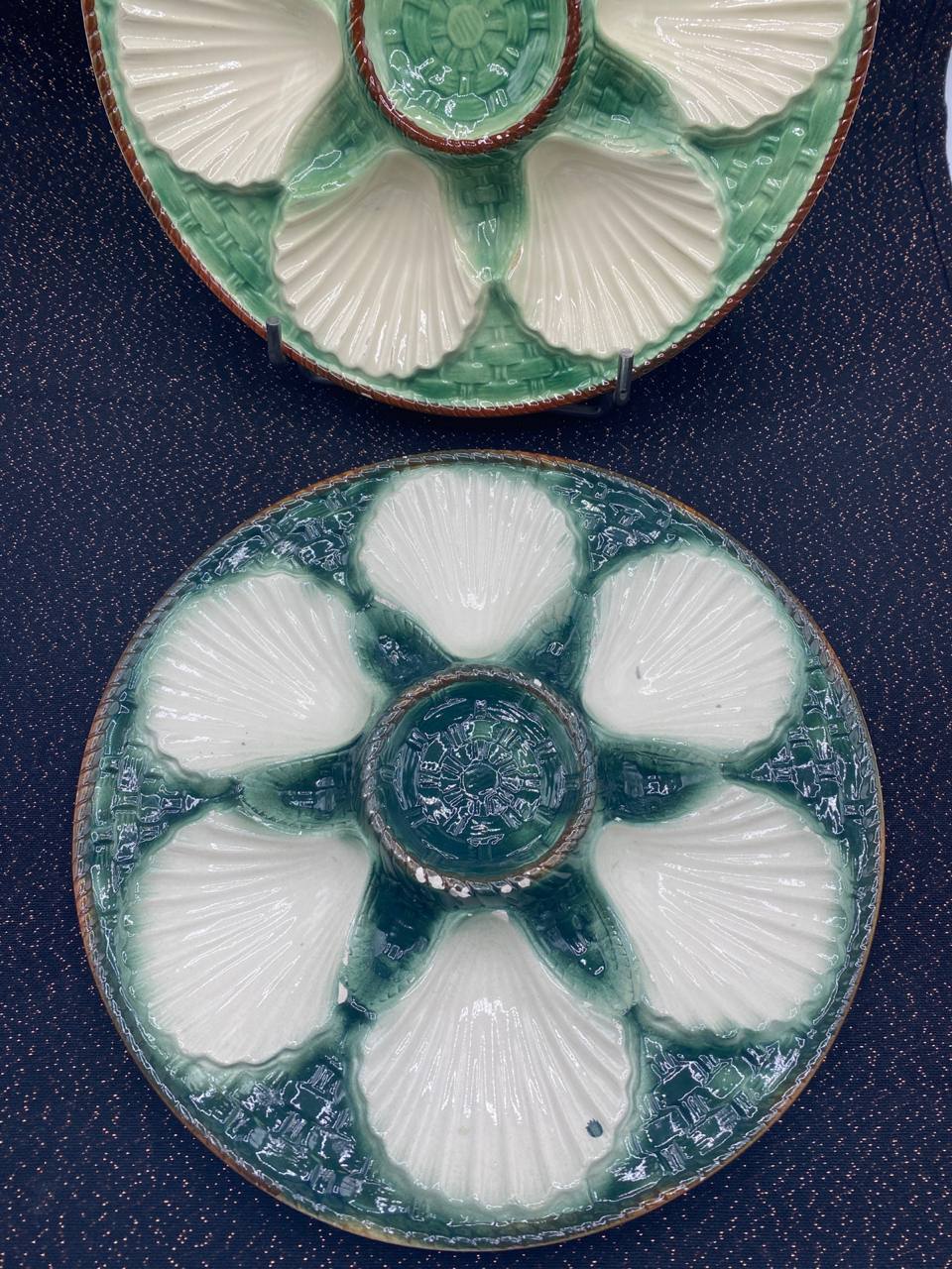 Lot de 2 assiettes en barbotine – décor coquilles, faïence française, fin XIXe – début XXe siècle