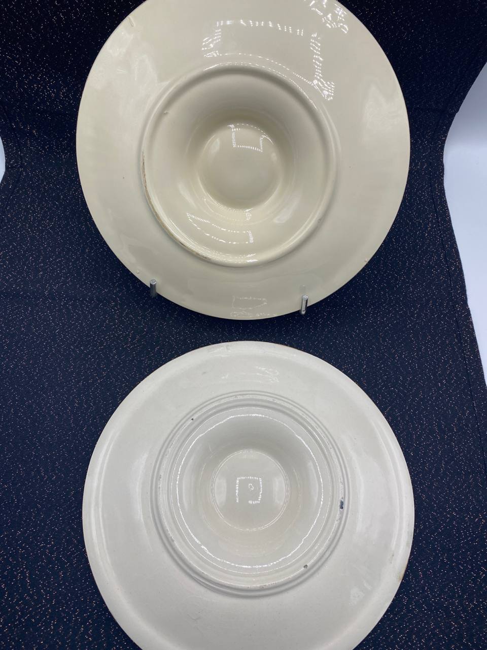 Lot de 2 assiettes en barbotine – décor coquilles, faïence française, fin XIXe – début XXe siècle