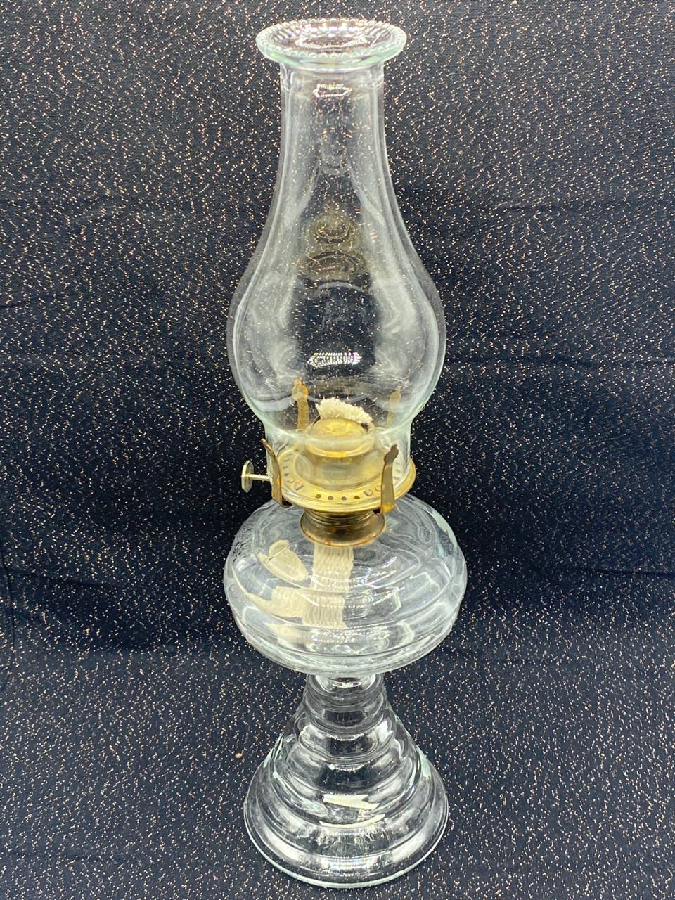 Lampe à pétrole ancienne en verre soufflé – Brûleur laiton, cheminée d'origine – Fin XIXe siècle