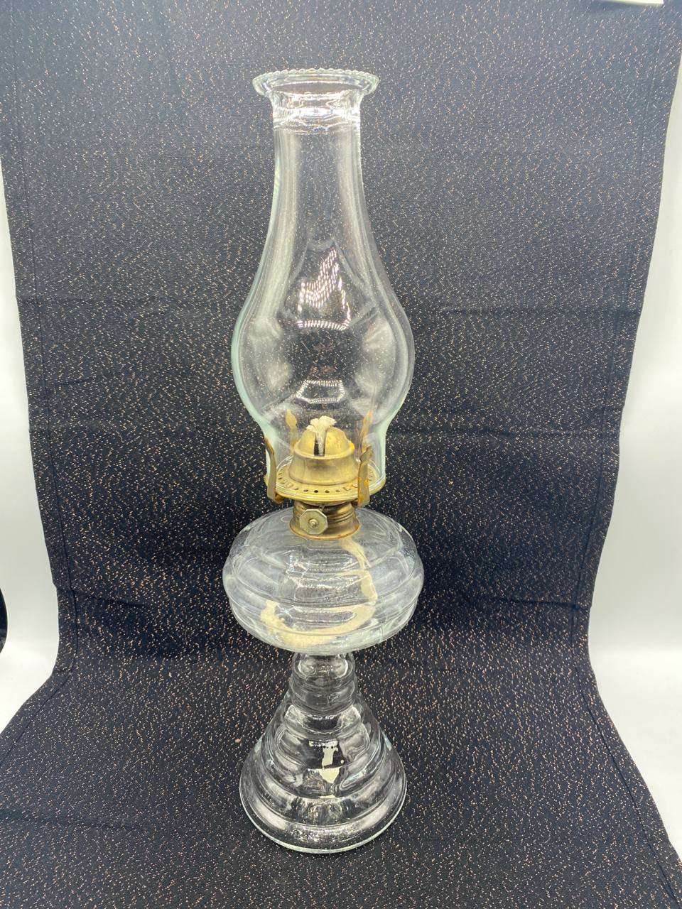 Lampe à pétrole ancienne en verre soufflé – Brûleur laiton, cheminée d'origine – Fin XIXe siècle
