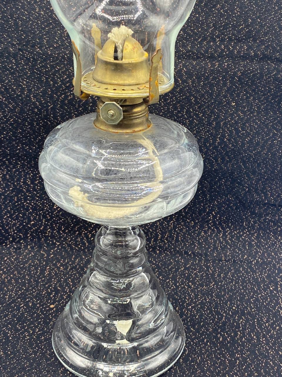Lampe à pétrole ancienne en verre soufflé – Brûleur laiton, cheminée d'origine – Fin XIXe siècle