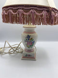 Lampe de chevet faïence fine décor floral – Abat-jour franges rose et or