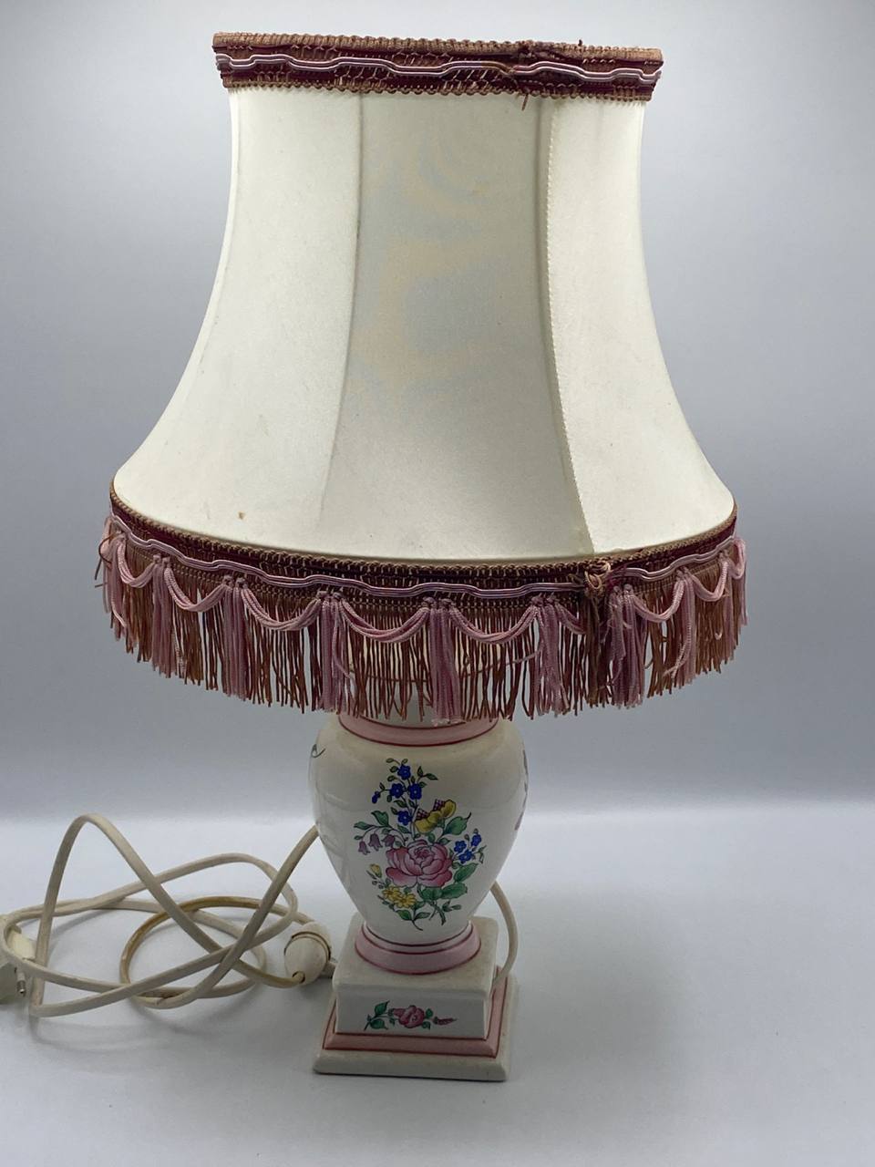 Lampe de chevet en faïence fine décor floral – type Lunéville – années 1950–1970