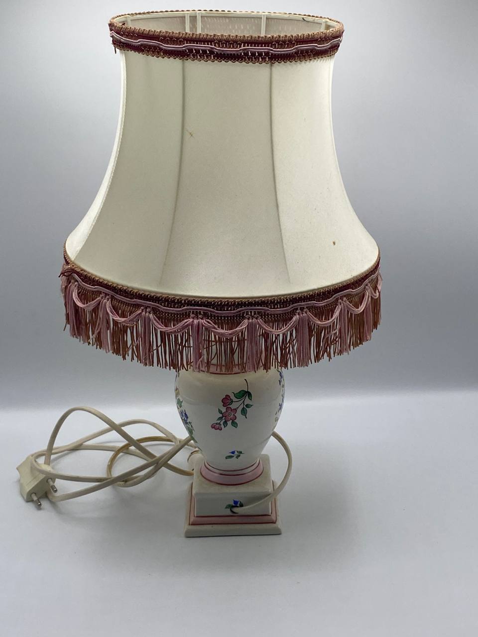 Lampe de chevet en faïence fine décor floral – type Lunéville – années 1950–1970