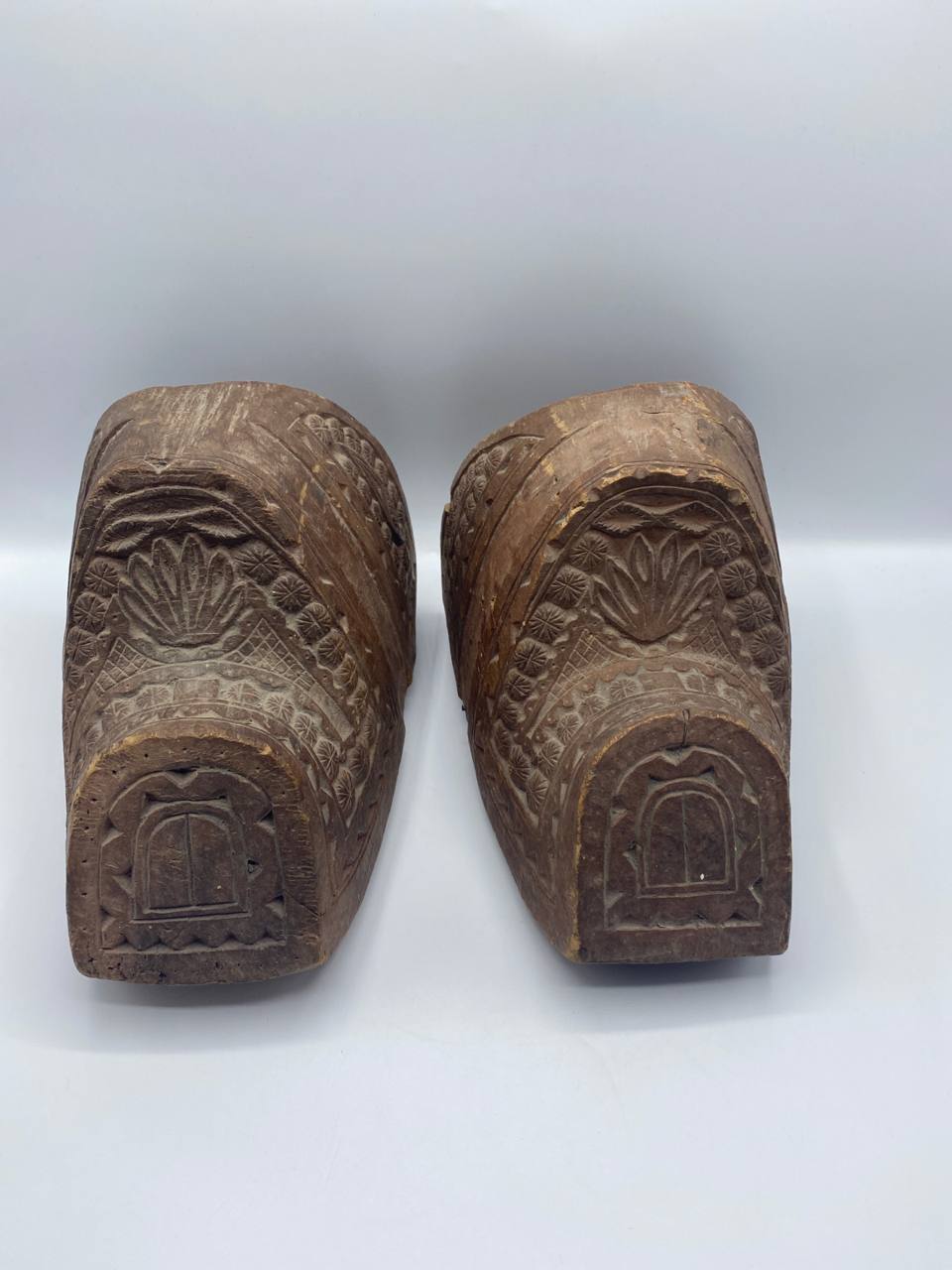 Paire d'étriers en bois sculpté – travail d'Asie centrale, XIXe siècle