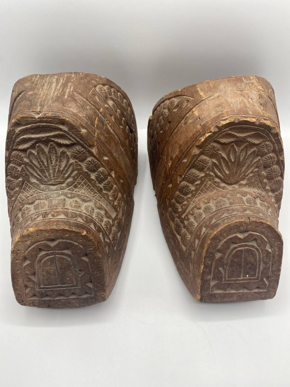 Paire d'étriers en bois sculpté – travail d'Asie centrale, XIXe siècle