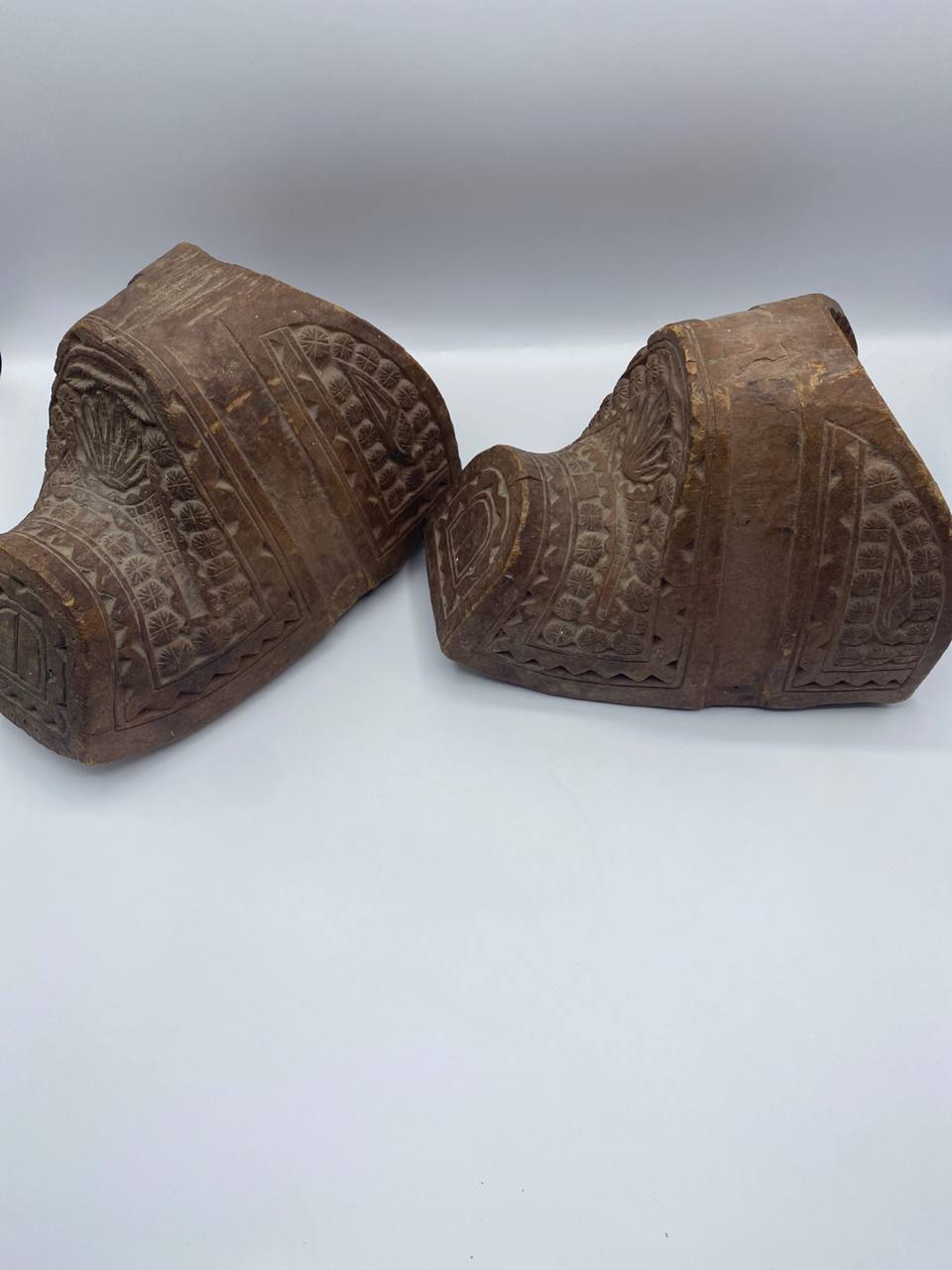 Paire d'étriers en bois sculpté – travail d'Asie centrale, XIXe siècle