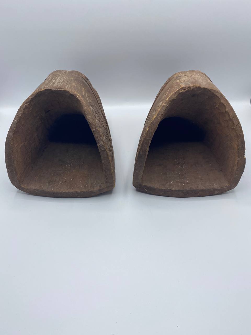 Paire d'étriers en bois sculpté – travail d'Asie centrale, XIXe siècle
