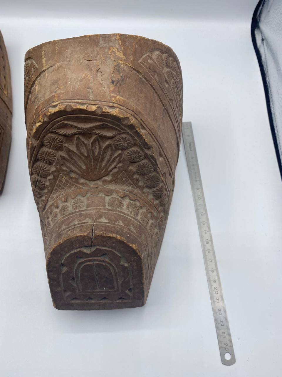 Paire d'étriers en bois sculpté – travail d'Asie centrale, XIXe siècle