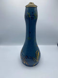 Pied de lampe en faïence – Décor floral Art Nouveau, glaçure bleue, monture laiton – Fin XIXe siècle