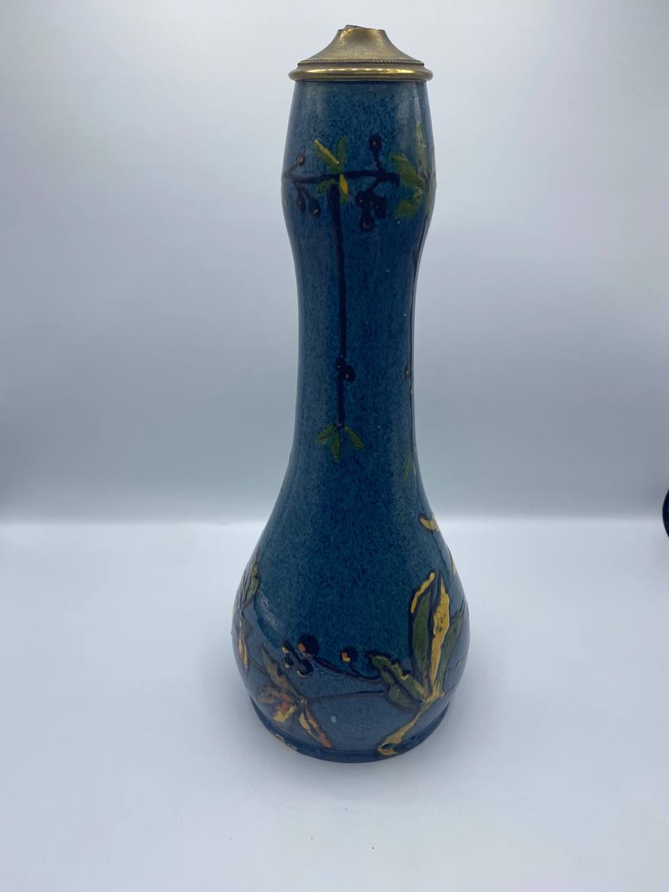 Pied de lampe en faïence – Décor floral Art Nouveau, glaçure bleue, monture laiton – Fin XIXe siècle