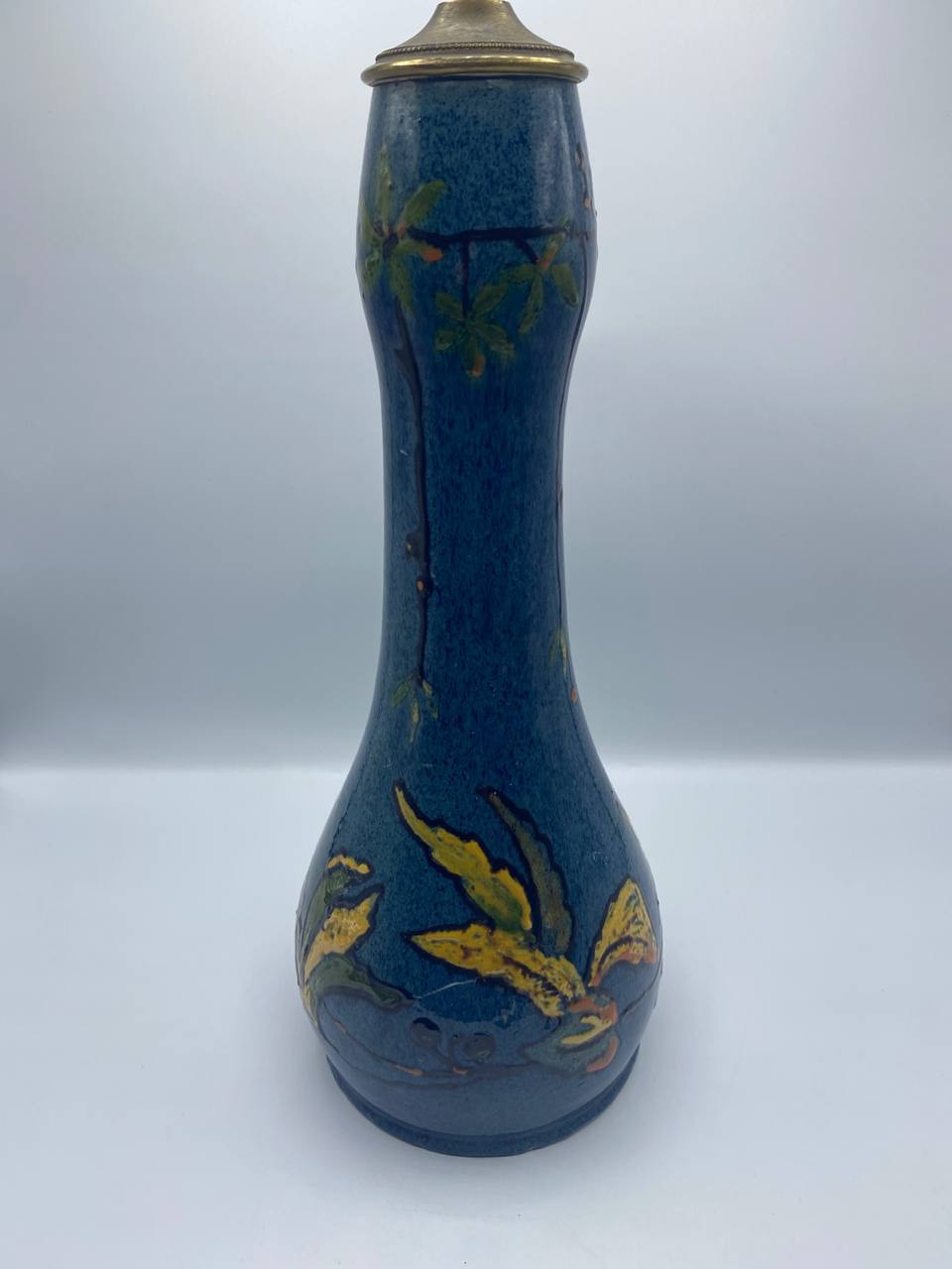 Pied de lampe en faïence – Décor floral Art Nouveau, glaçure bleue, monture laiton – Fin XIXe siècle