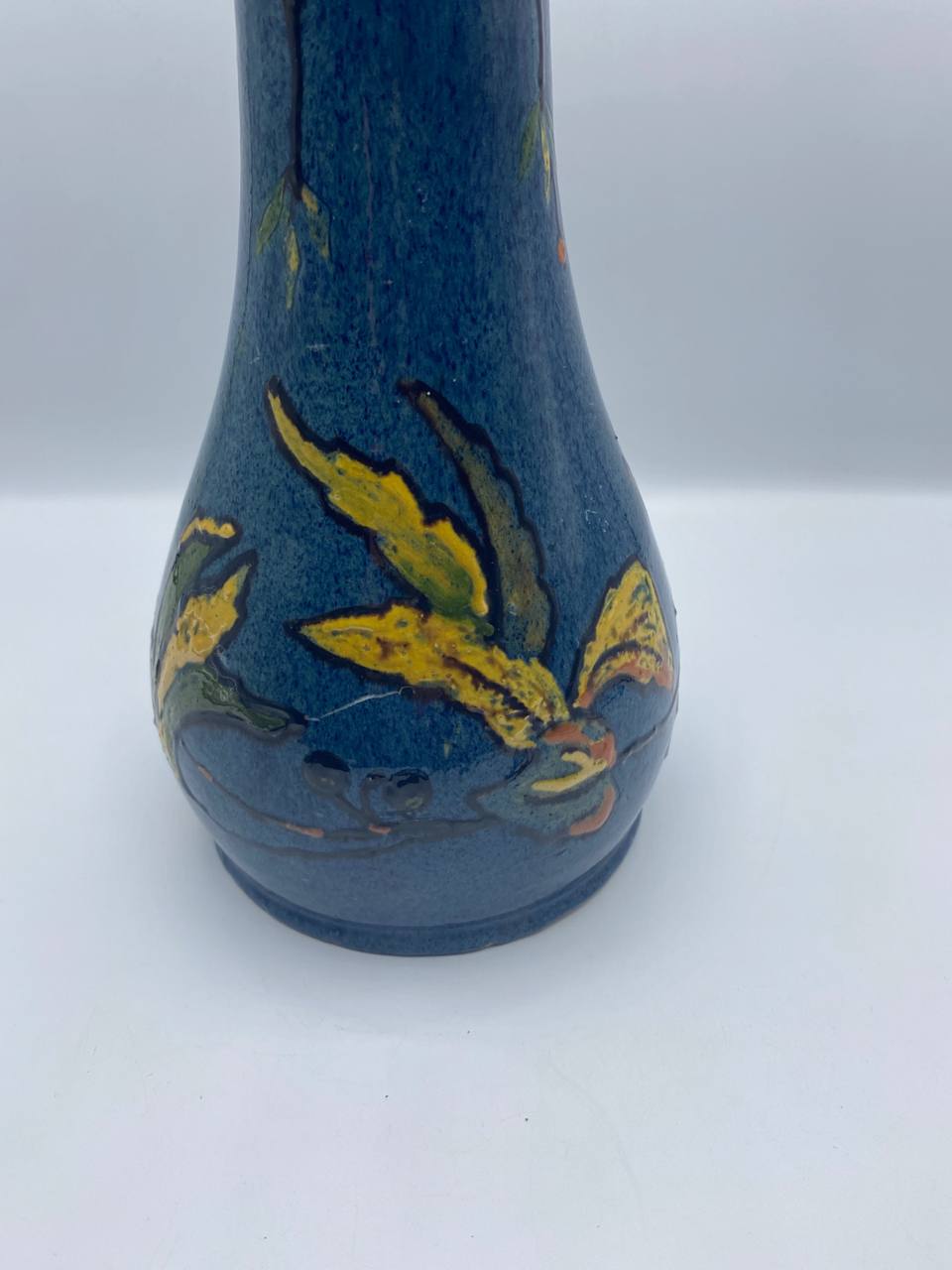 Pied de lampe en faïence – Décor floral Art Nouveau, glaçure bleue, monture laiton – Fin XIXe siècle