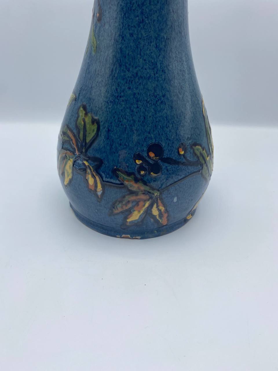 Pied de lampe en faïence – Décor floral Art Nouveau, glaçure bleue, monture laiton – Fin XIXe siècle