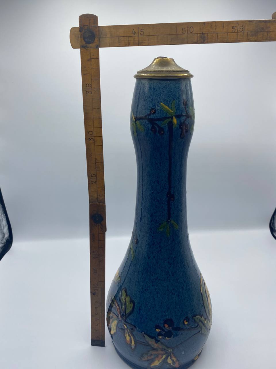 Pied de lampe en faïence – Décor floral Art Nouveau, glaçure bleue, monture laiton – Fin XIXe siècle