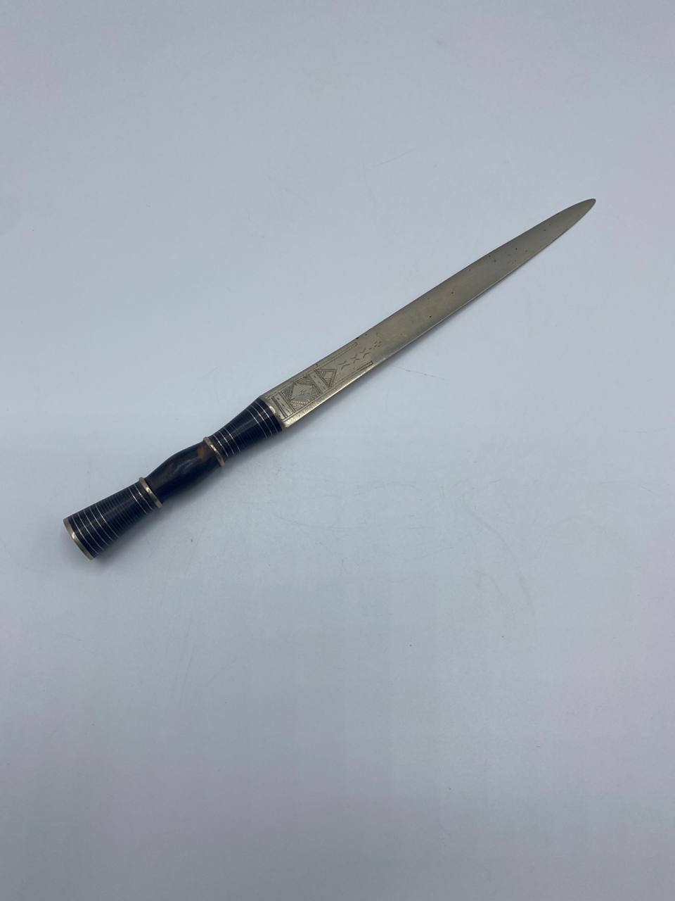 Coupe-papier ancien – Lame gravée, manche ébène cerclé argent – Belle Époque, fin XIXe siècle