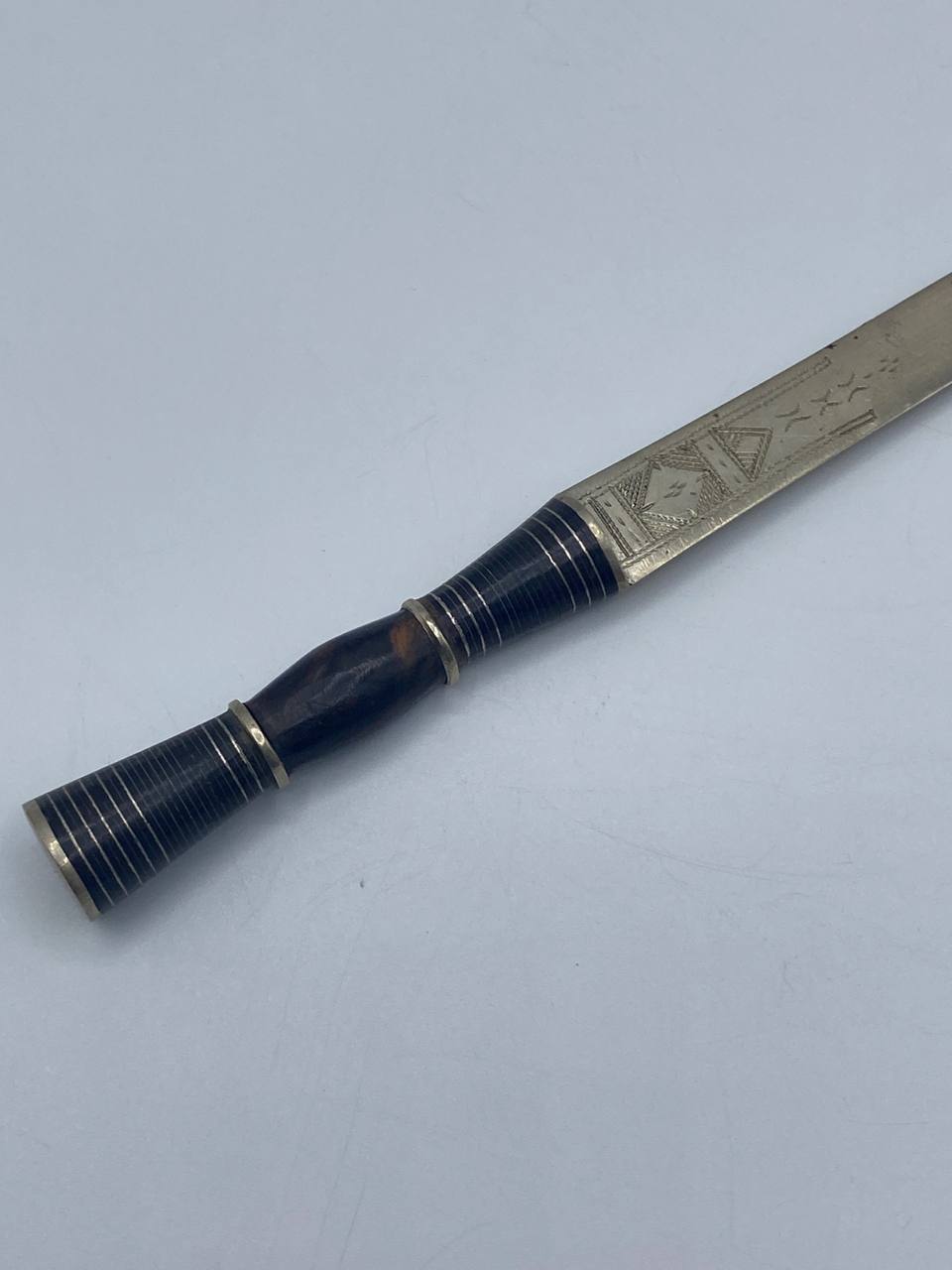 Coupe-papier ancien – Lame gravée, manche ébène cerclé argent – Belle Époque, fin XIXe siècle