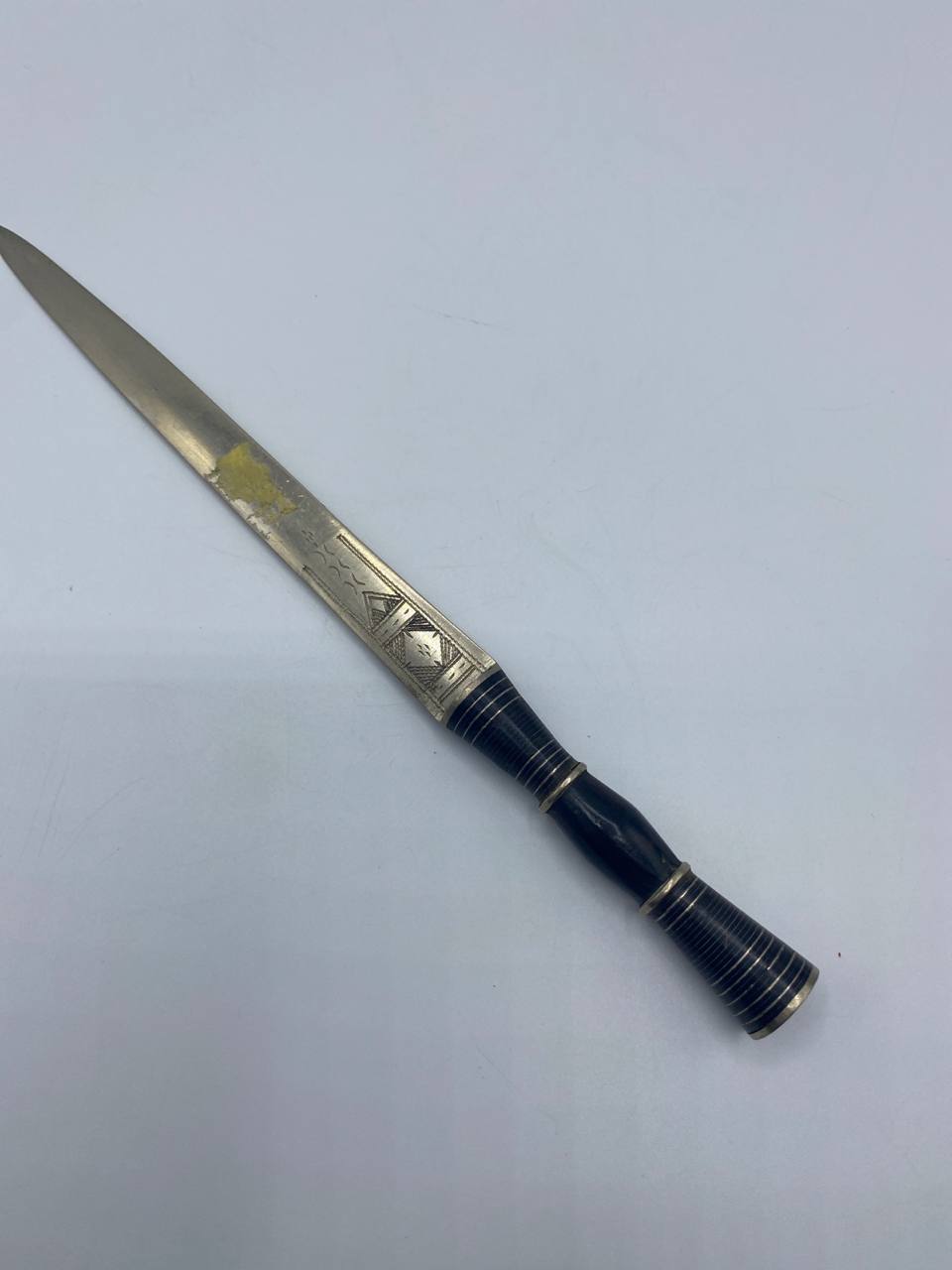 Coupe-papier ancien – Lame gravée, manche ébène cerclé argent – Belle Époque, fin XIXe siècle