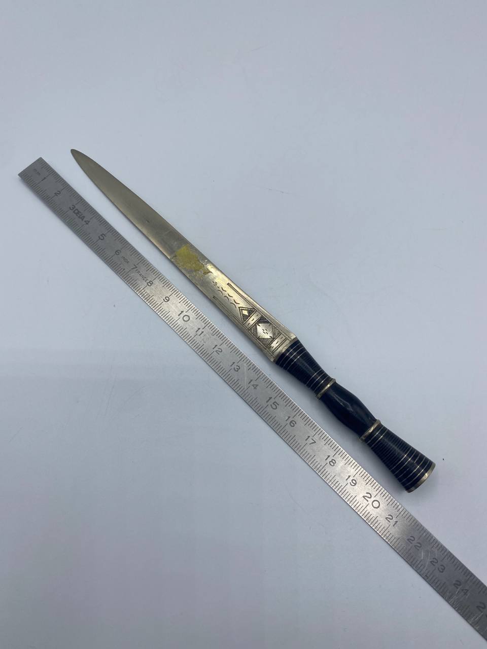 Coupe-papier ancien – Lame gravée, manche ébène cerclé argent – Belle Époque, fin XIXe siècle