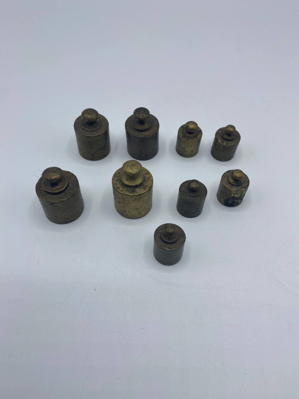 Ensemble de poids de balance anciens en laiton – Poinçons d'époque – Fin XIXe – début XXe siècle