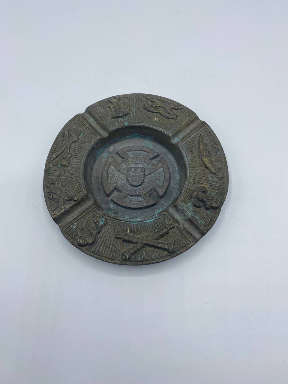 Cendrier souvenir en bronze – Décor héraldique portugais, Croix de l'Ordre du Christ – XXe siècle