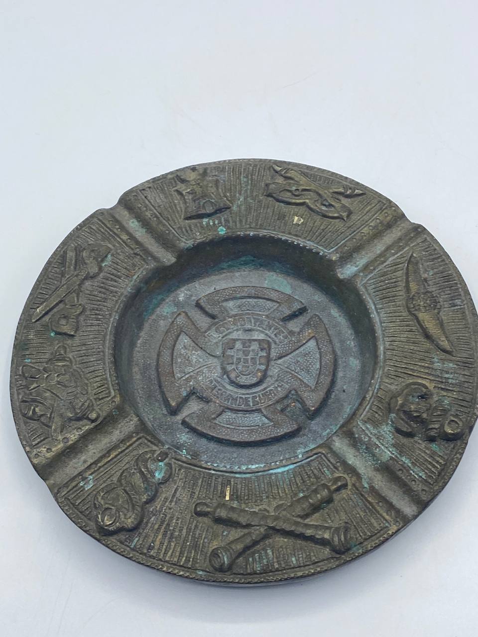 Cendrier souvenir en bronze – Décor héraldique portugais, Croix de l'Ordre du Christ – XXe siècle