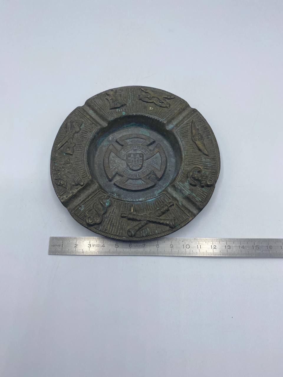 Cendrier souvenir en bronze – Décor héraldique portugais, Croix de l'Ordre du Christ – XXe siècle