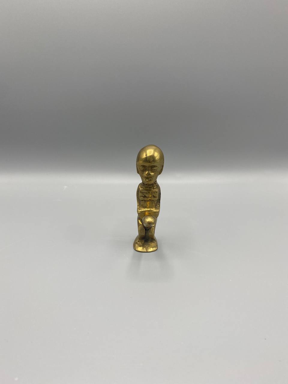 Figurine anthropomorphe en laiton doré – Art tribal, objet de curiosité – XXe siècle