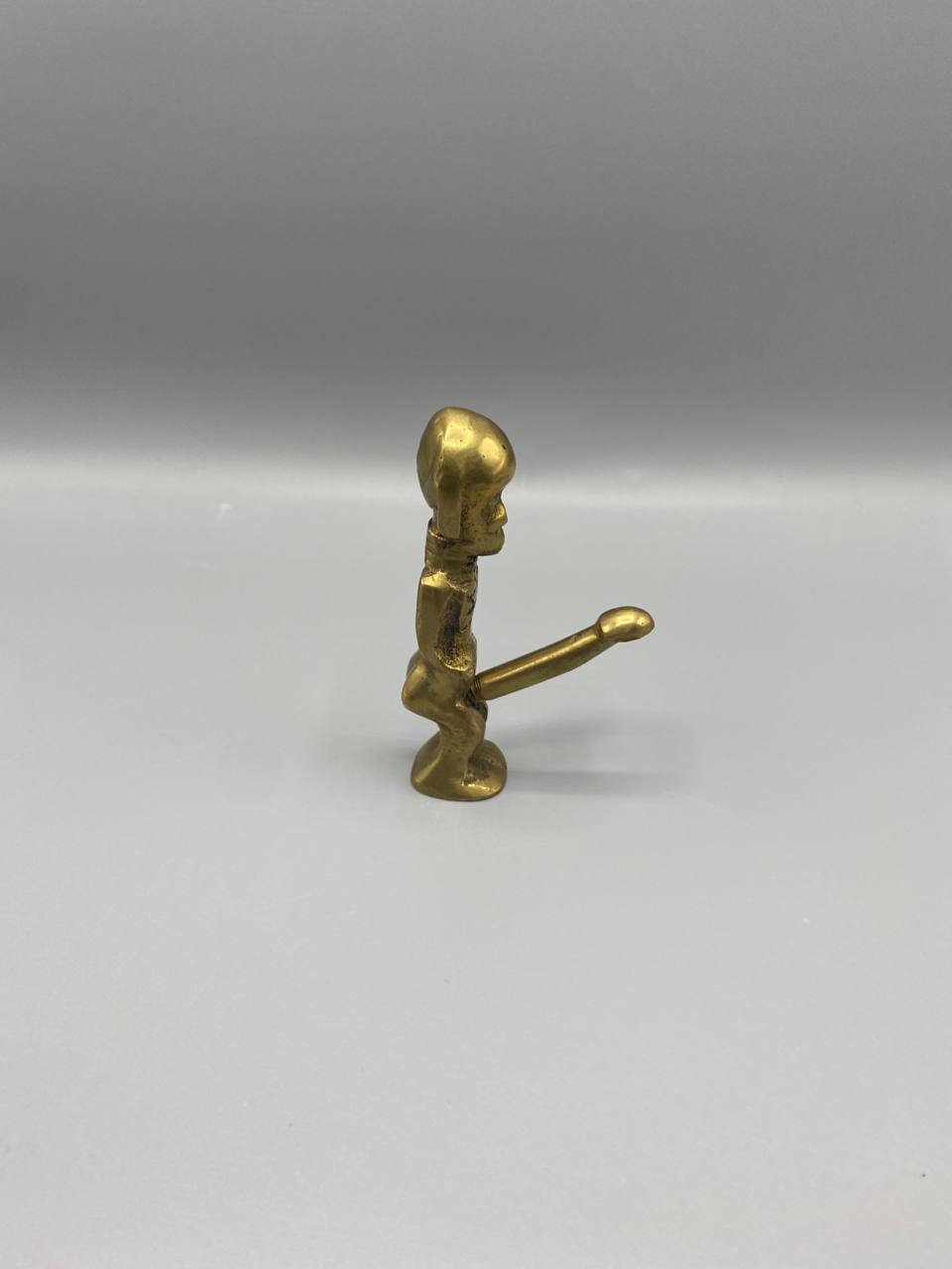 Figurine anthropomorphe en laiton doré – Art tribal, objet de curiosité – XXe siècle