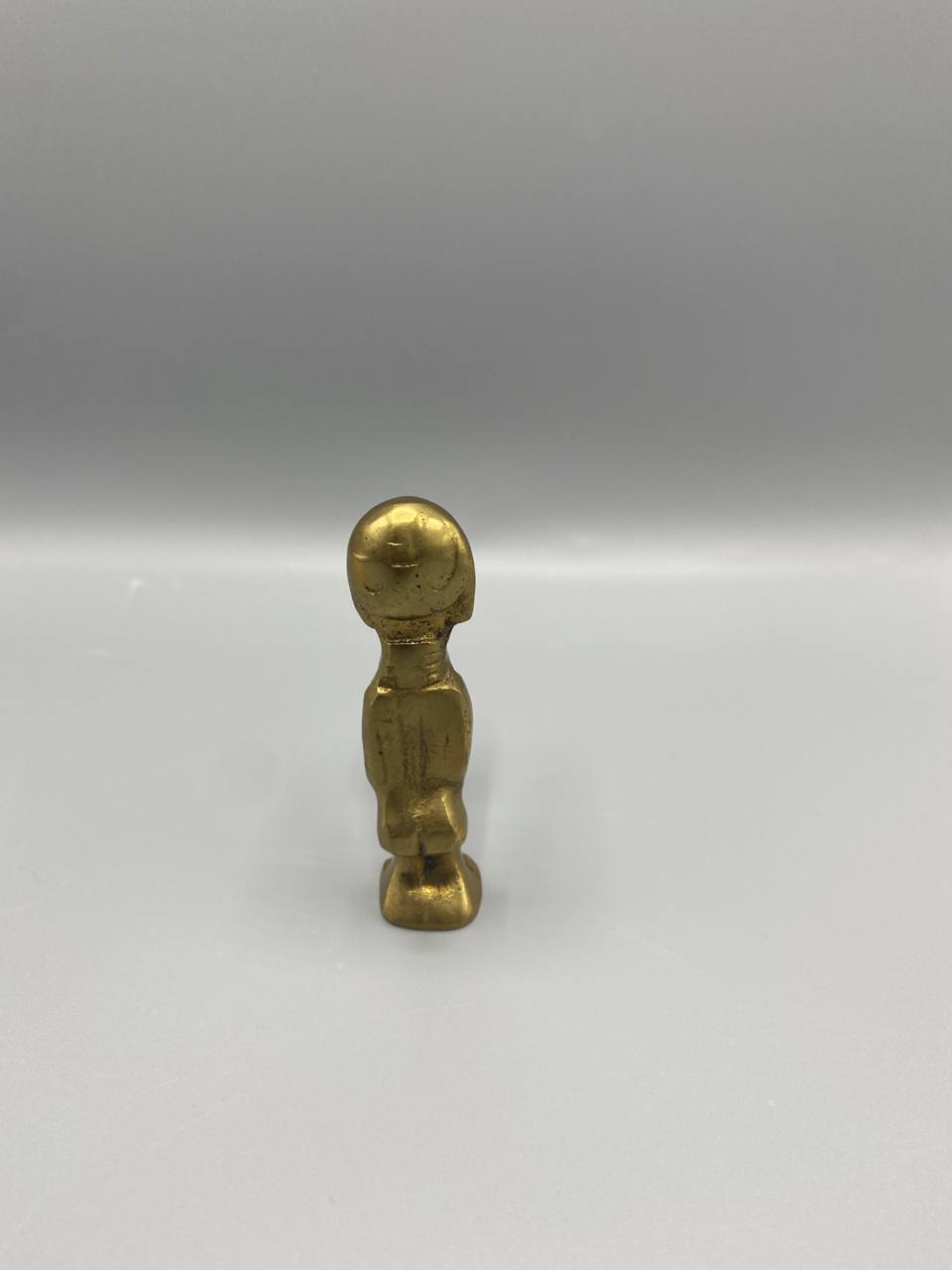 Figurine anthropomorphe en laiton doré – Art tribal, objet de curiosité – XXe siècle