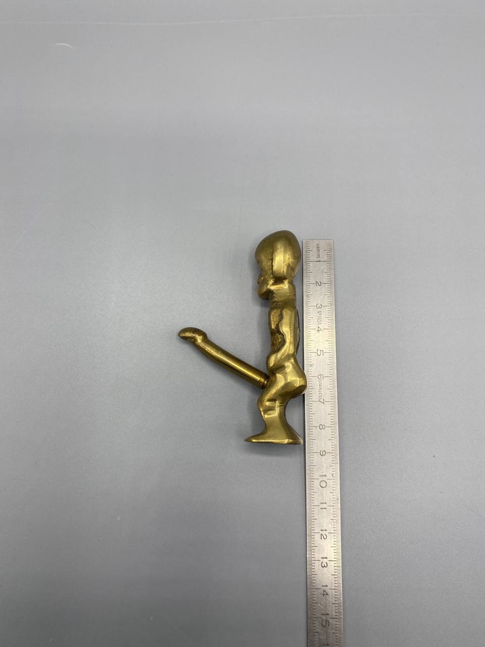 Figurine anthropomorphe en laiton doré – Art tribal, objet de curiosité – XXe siècle