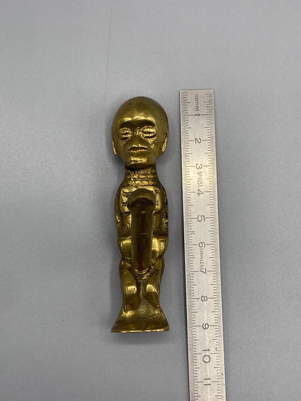 Figurine anthropomorphe en laiton doré – Art tribal, objet de curiosité – XXe siècle