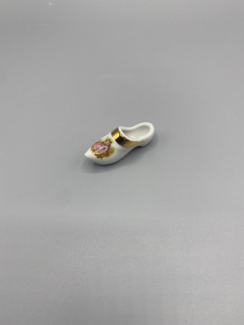 Miniature sabot en porcelaine de Limoges – Décor scène galante, filet or – Vintage