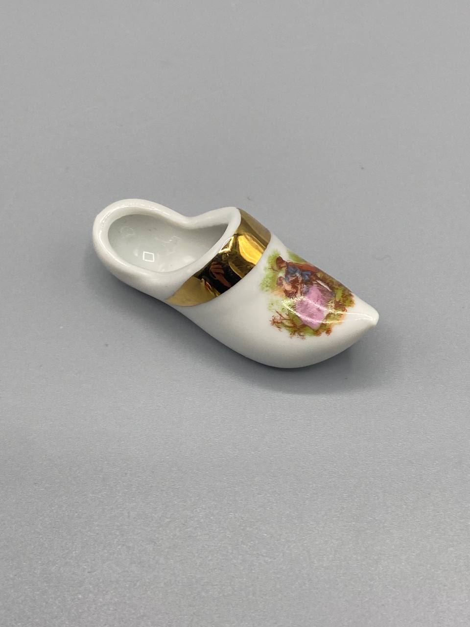 Miniature sabot en porcelaine de Limoges – Décor scène galante, filet or – Vintage